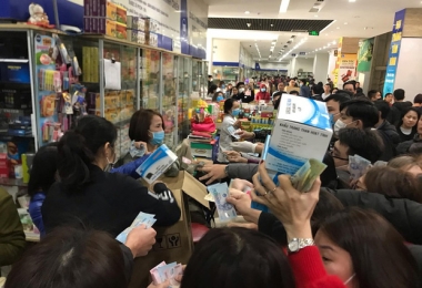 Người Hà Nội bức xúc khi chợ thuốc Hapulico đồng loạt treo biển “không bán khẩu trang, nước rửa tay