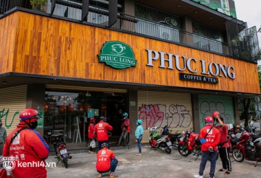 Sài Gòn cho hàng ăn uống mở bán đem về: Chị bán chè sướng run vì bán được 200 ly/ ngày