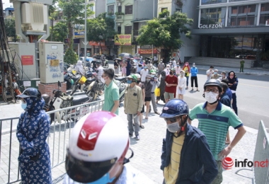 Khách xếp hàng mua bánh mất tiếng rưỡi, nắng gắt, vẫn phải về tay không