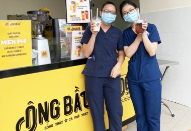 Cà phê Ông Bầu mang cả quầy nước đến các bệnh viện tuyến đầu nhằm tiếp thêm năng lượng cho y bác sỹ 