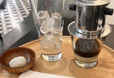 Ông Đặng Lê Nguyên Vũ mời miễn phí 1.000 ly cà phê đặc sản cho toàn bộ khách hàng, áp dụng trong 3 ngày liên tiếp tại địa điểm mới