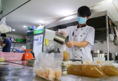 Ngành dịch vụ ăn uống trầy trật tìm cách thoát hiểm