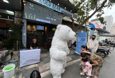 Quán đồ uống cho người hướng nội, không cần giao tiếp, bán nước qua lỗ thủng trên tường: "Không đơn vị thi công nào hiểu ý tưởng"