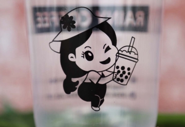 Trung Nguyên hợp tác với startup do Shark Hưng "đỡ đầu" để bán… giày: Sản phẩm làm từ ly nhựa tái chế, bã cà phê, và đặc biệt không thấm nước