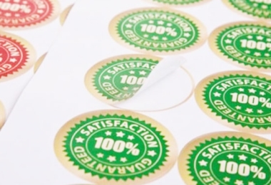 Ly nhựa trà sữa – nên in logo trực tiếp hay sử dụng decal dán?