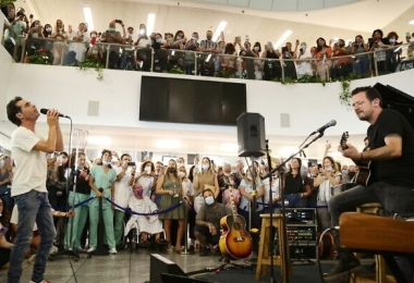 Tiêm chủng cho 81% người trưởng thành, cuộc sống tại quốc gia này gần như đã trở lại bình thường