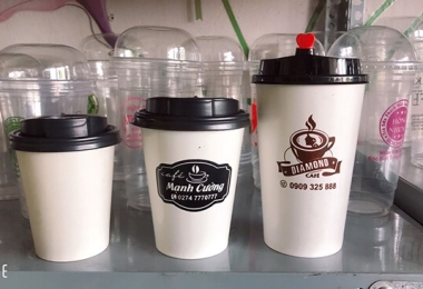 So sánh ly giấy và ly nhựa