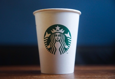 Nghệ thuật 'thao túng tâm lý người tiêu dùng' lý giải vì sao 1 chiếc ly Starbucks có thể được bán vớ