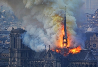 CUỘC ĐUA CỨU BÁU VẬT CỦA NHÀ THỜ ĐỨC BÀ PARIS TRONG ĐÊM HỎA HOẠN