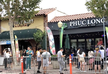 Toàn cảnh Phúc Long chính thức mở cửa chi nhánh ở Mỹ, dòng người xếp hàng dài hơn cả tiếng.