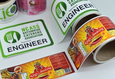 Tem dán chai nhựa có phai màu khi tiếp xúc với nước không?