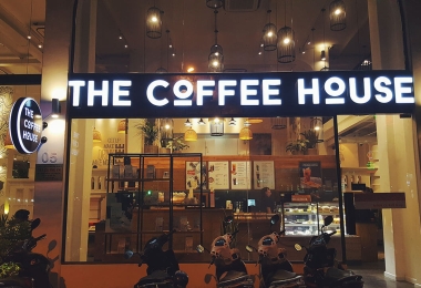 The Coffee House chuyển sang sử dụng ly giấy và thẻ rung tại cửa hàng