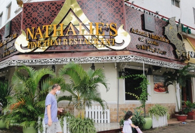 Toàn cảnh quận 7 trước ngày thí điểm mở cửa: Nhiều hàng quán ăn uống vẫn “im lìm”