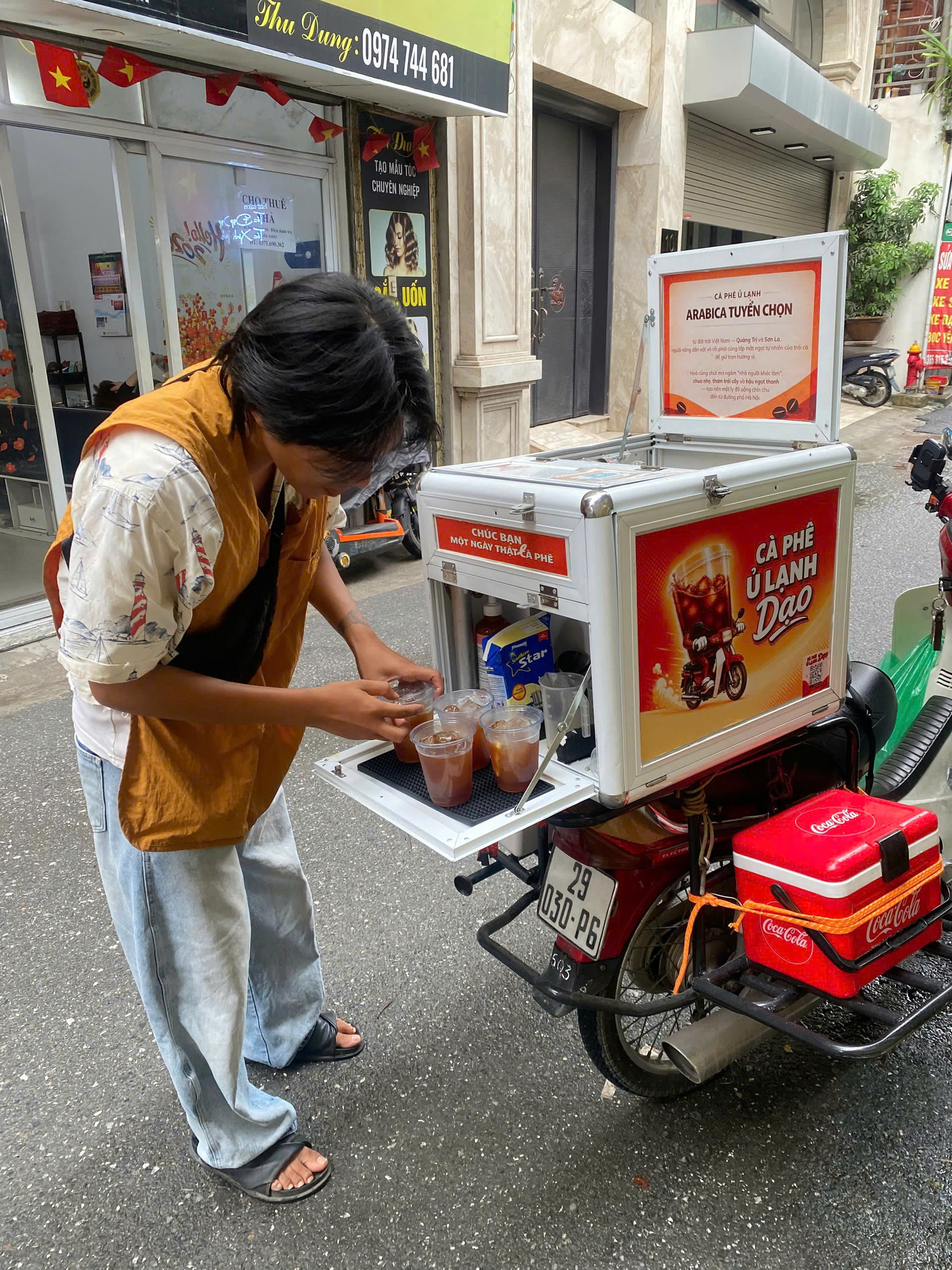 Đỗ Vũ Hà chạy xe bán cà phê