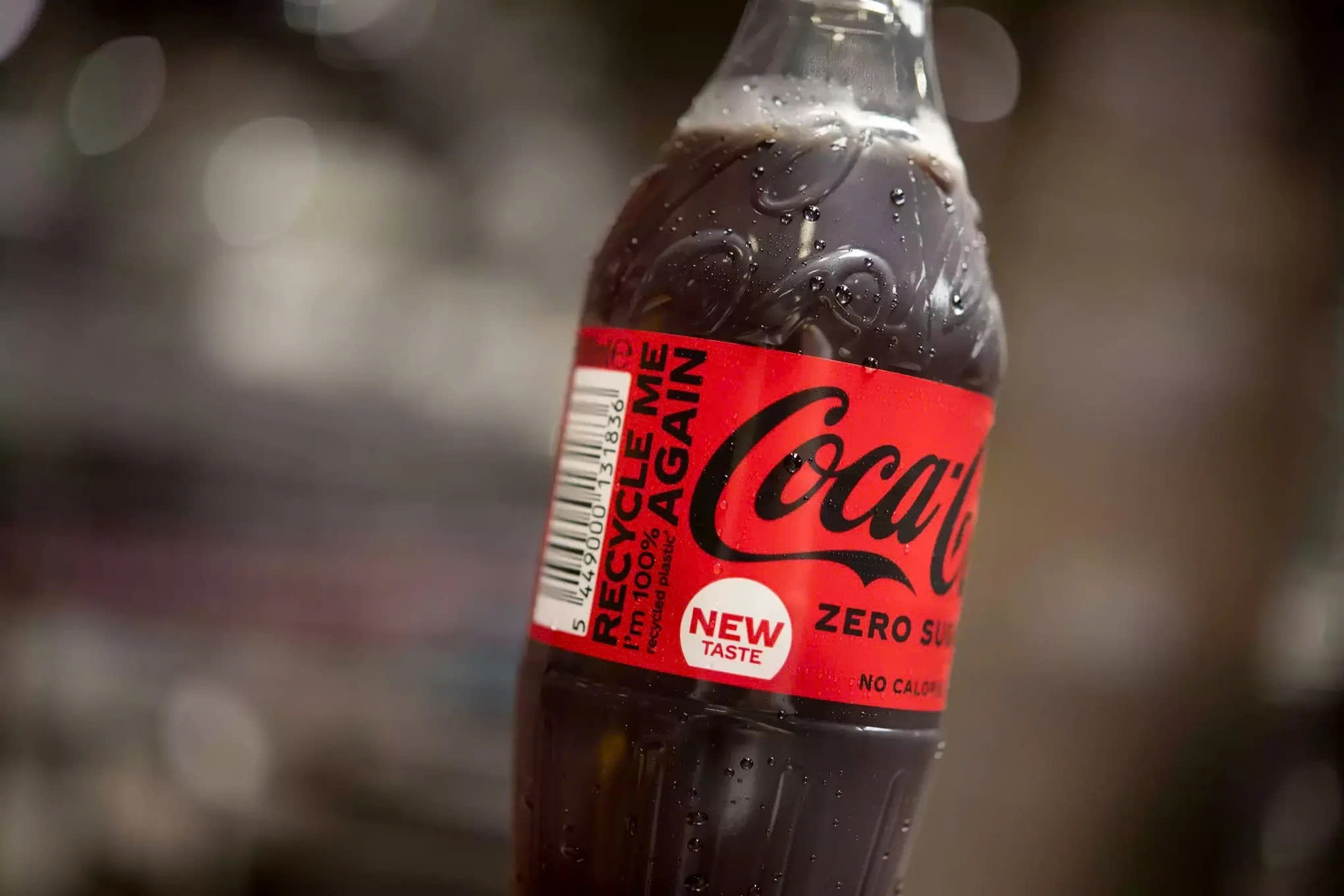 chai nhựa coca cola với thông điệp tái chế
