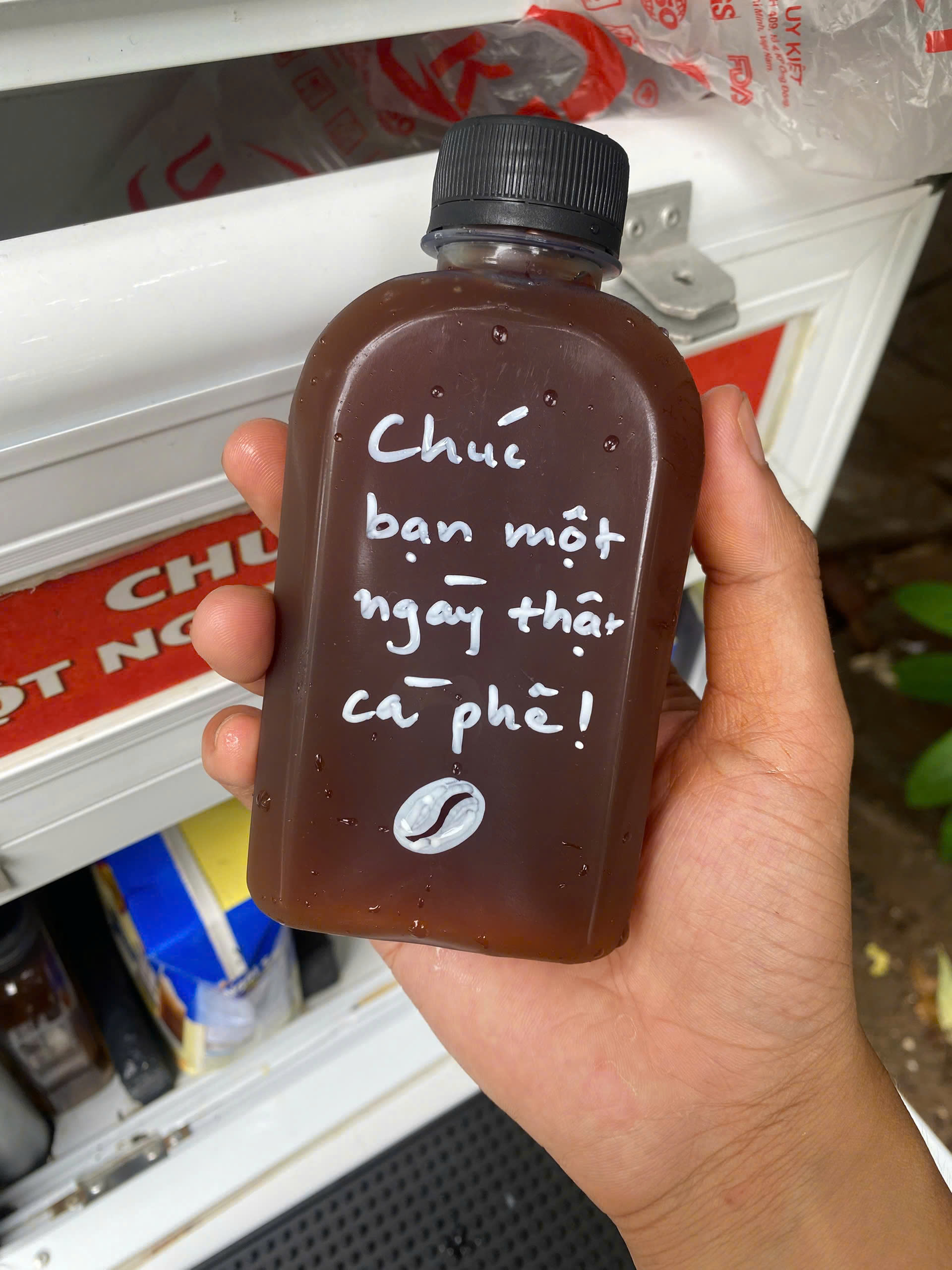 những lời nhắn trên chai cà phê