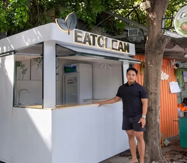 Anh Nguyễn Quang Vinh trong một video giới thiệu Tiệm Cơm EatClean.